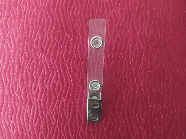 Pinza-de-cocodrilo-metálica-con-correa-de-vinilo-transparente-ecológico